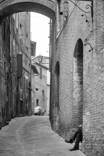 Rua pequena na cidade velha. Siena. Itália — Fotografia de Stock