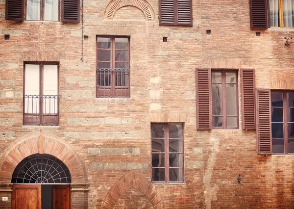 Siena edificio fachada con diferentes ventanas — Foto de Stock