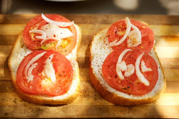 Sandvich frais à la tomate et l'oignon — Photo