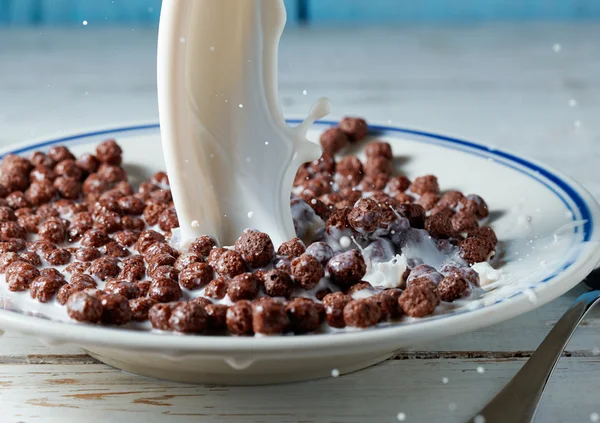 Maisbällchen Frühstück mit Milch — Stockfoto