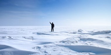 Kar çölünün ortasında tek başına duran bir adam. Antarktika