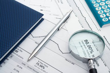 Kalem ve hesap makinesi ile finans işi hesaplaması
