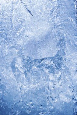 Mavi gök mavisi su arka plan dokusu. Su yüzeyinde dalgalanma ve düşüş.