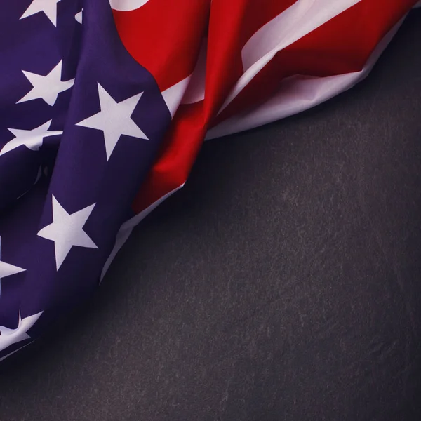 在平淡的背景下把美国国旗盖起来 美国纪念日 — 图库照片