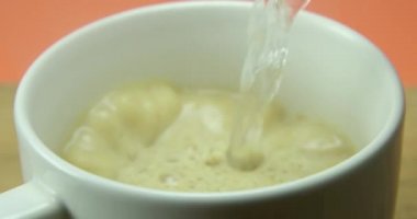 Bir fincana kahve koy. Yavaş çekim.