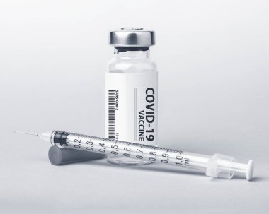 Yeni Corona Virüsü SARS-CoV-2 aşısı. Şırınga ve SARS-CoV-2 aşısı.