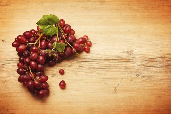 Verse Rode Druiven Fruit Houten Rustieke Houten Tafel Achtergrond — Stockfoto