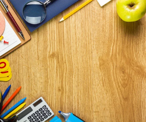 Schoolbenodigdheden Houten Ondergrond Bovenaanzicht Kopieerruimte — Stockfoto