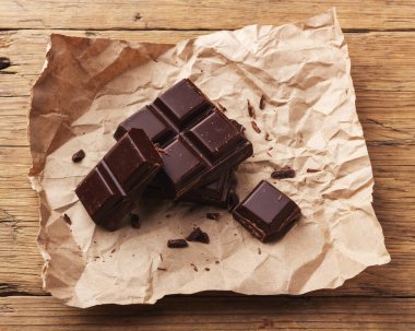 Tahta masadaki kağıtta çikolata