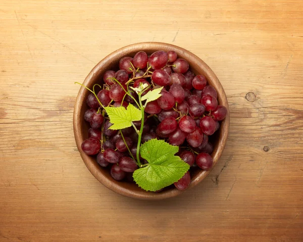 Uvas Frescas Com Folha Uma Tigela Madeira Uma Mesa Madeira — Fotografia de Stock