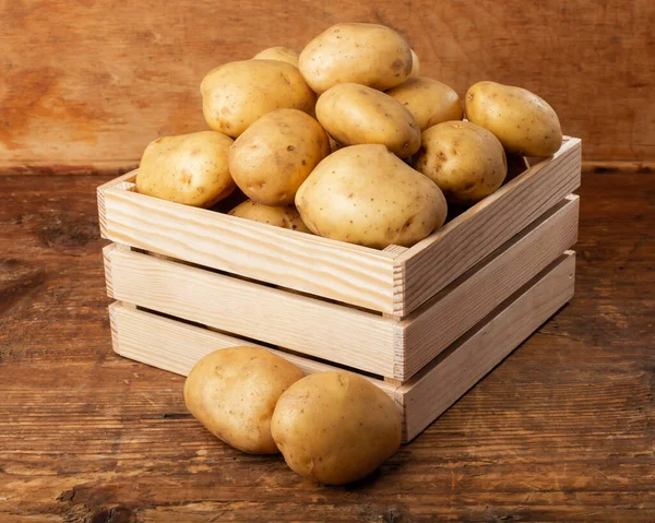 Πατάτες Ξύλινο Κουτί Στο Τραπέζι — Φωτογραφία Αρχείου