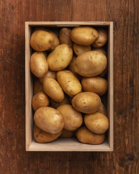 Aardappelen Een Houten Doos Tafel — Stockfoto