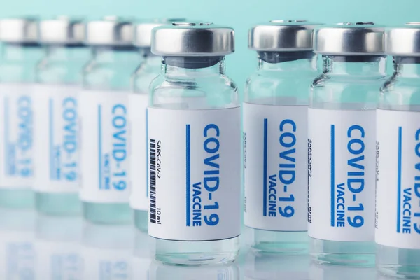 Ampollas Con Vacuna Covid Sobre Fondo Azul Pandemia Del Coronavirus —  Fotos de Stock