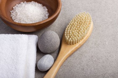 Deniz tuzu, banyo fırçası ve havluyla kaplıca düzenlemesi