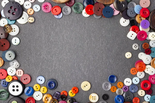 Πολλά Χρωματιστά Κουμπιά Ρούχο Στο Τραπέζι — Φωτογραφία Αρχείου