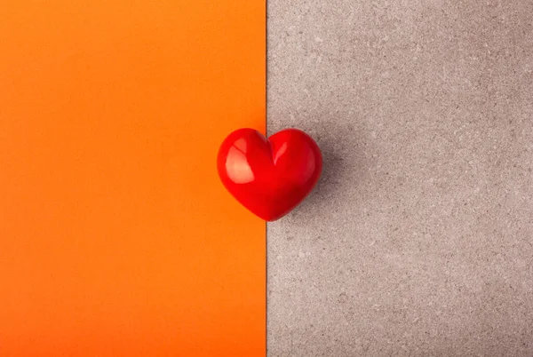 橙色和灰色背景下的红心 — 图库照片