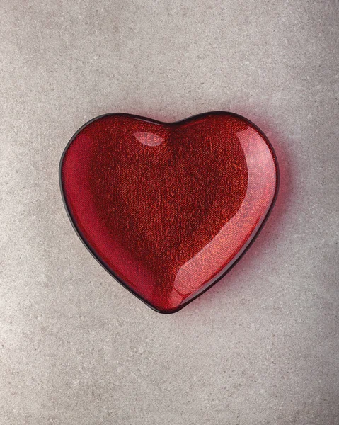Punainen Lasi Sydän Pöydällä Tausta — kuvapankkivalokuva