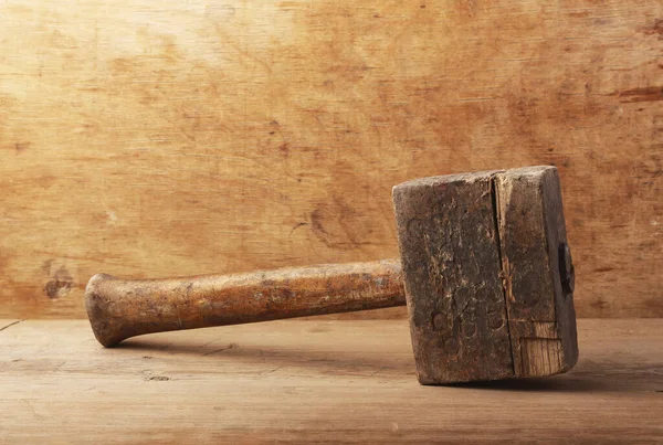 Старый Деревянный Молоток Молоток Столе — стоковое фото