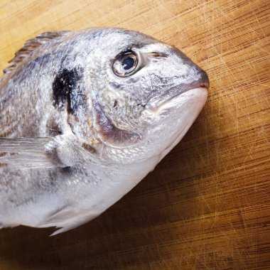 ahşap arka plan üzerinde balık