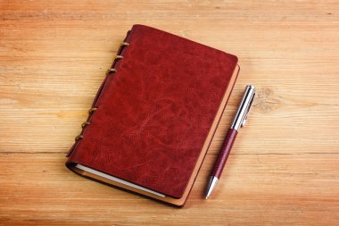 Masanın üstünde defter