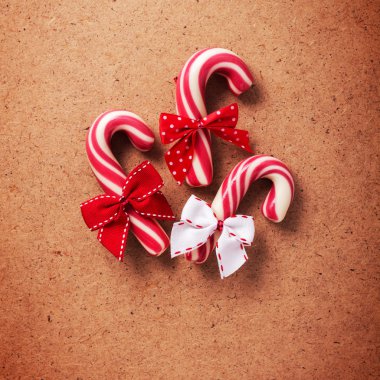 Baston şekerler ahşap tahta üzerinde