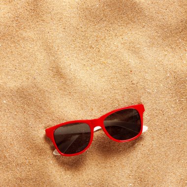 bir plajda güneş gözlüğü