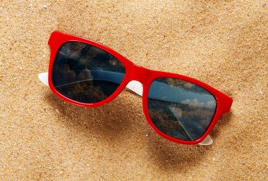 Sahilde güneş gözlüğü