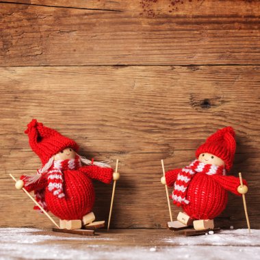 Ahşap arka plan üzerinde Noel kayakçı