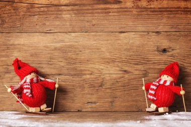 Ahşap arka plan üzerinde Noel kayakçı