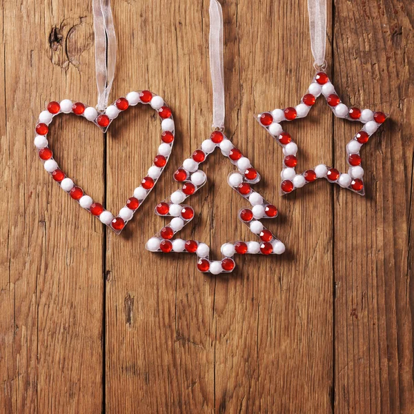 Decoraciones de Navidad sobre fondo de madera — Foto de Stock