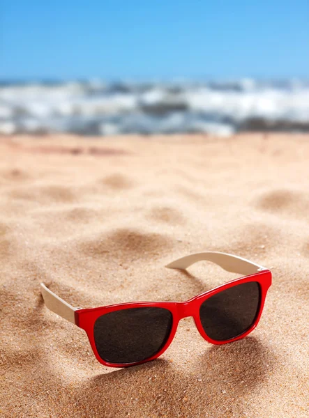 Zonnebril op het strand — Stockfoto