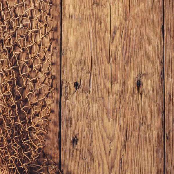 Appeso a rete su parete di legno — Foto Stock