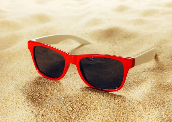 Sahilde güneş gözlüğü — Stok fotoğraf