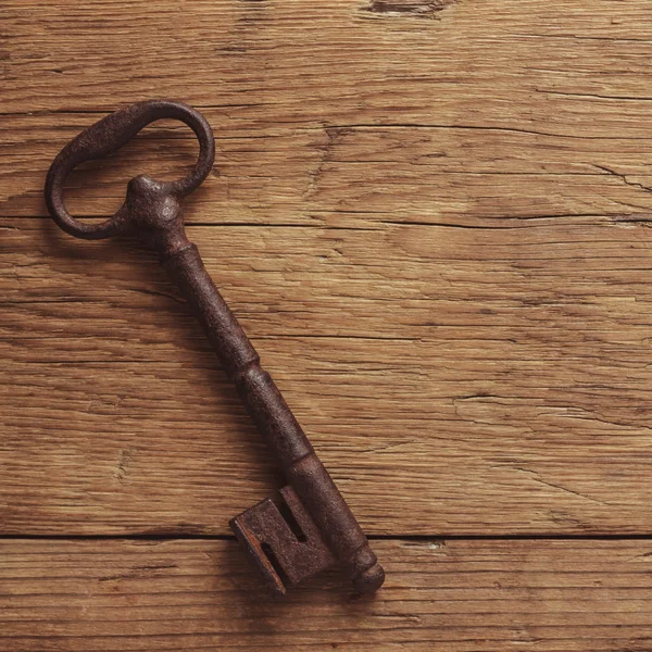 Llave vieja sobre fondo de madera — Foto de Stock