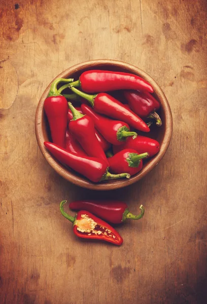 Červené chilli papričky v misce — Stock fotografie