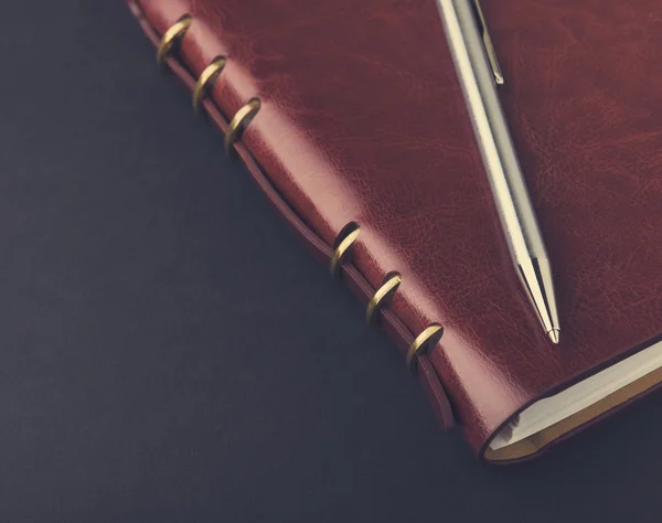 Piros notebook és a toll — Stock Fotó