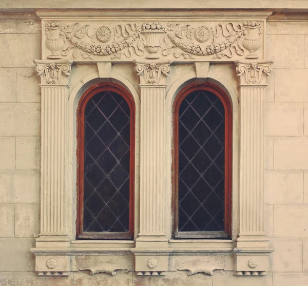 Fenster alter Gebäude — Stockfoto