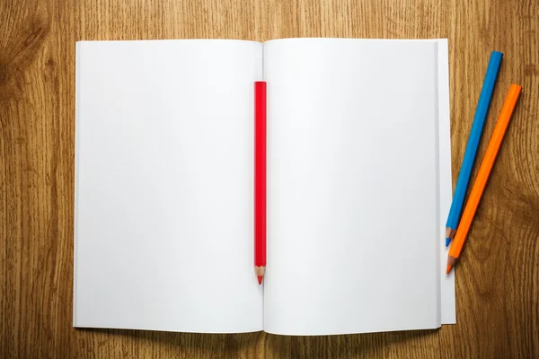 Bílé prázdné s tužky — Stock fotografie
