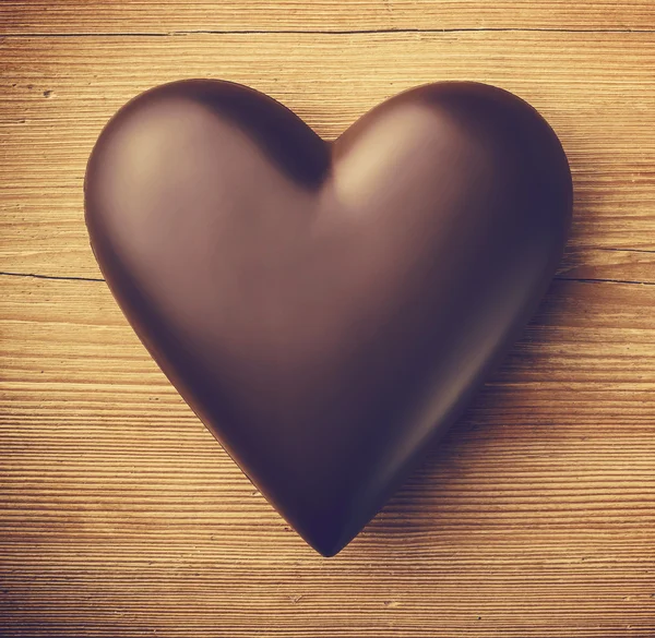 Corazón sobre fondo de madera — Foto de Stock