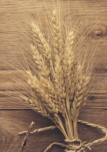 Grano sullo sfondo di legno — Foto Stock