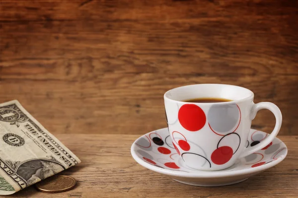 咖啡和桌上的钱 — 图库照片