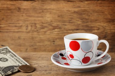 kahve ve para masaya
