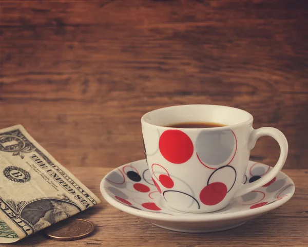 Kahve ve para masaya — Stok fotoğraf