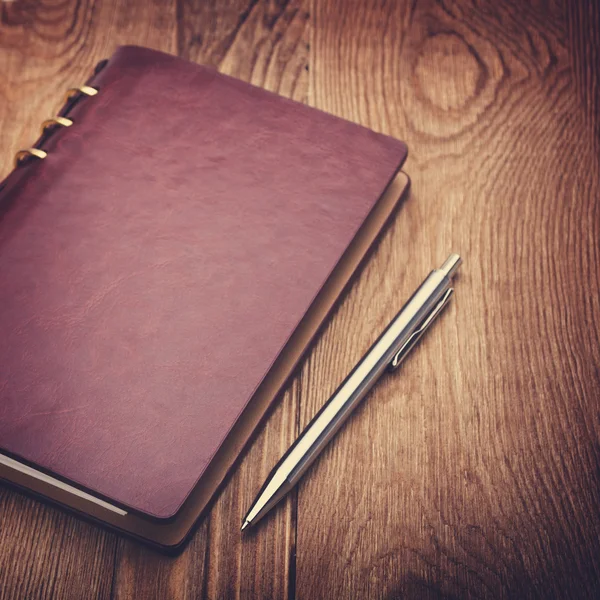 Notebook and pen on wood — Stock Photo, Image