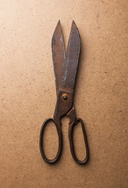 木制背景的旧剪刀 — 图库照片