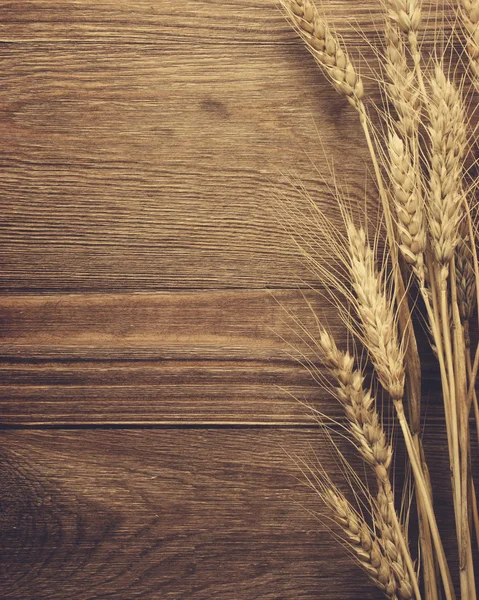 Ahşap zemin üzerinde buğday — Stok fotoğraf