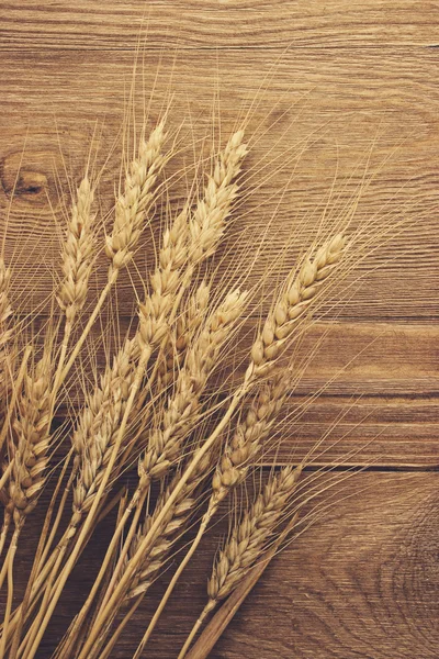 Ahşap zemin üzerinde buğday — Stok fotoğraf