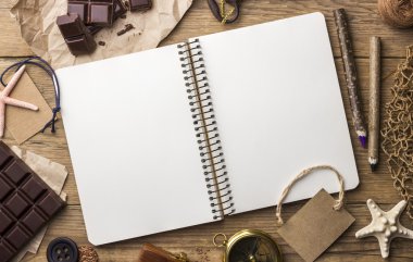 Eski ahşap masa üzerinde açılan not defteri