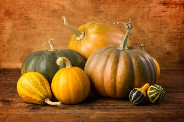 Eski arka plan üzerinde sonbahar kabaklar