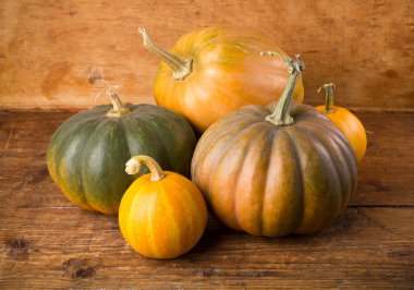 Eski arka plan üzerinde sonbahar kabaklar